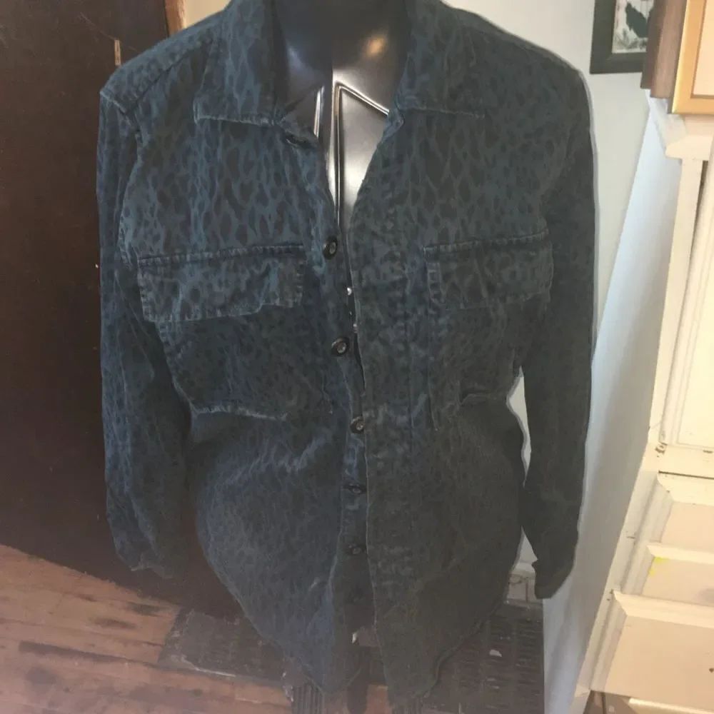 American Eagle blue leopard spot S button down shirt